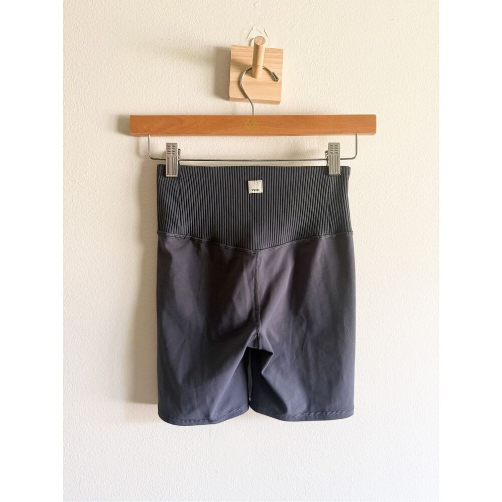 Vuori Ribbed High Waist Grey Biker Shorts Size XS - Picture 4 of 6